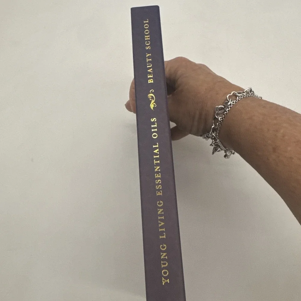 YOUNG LIVING ESSENTIAL OILS Beauty School BEAUTY ESSENTIALS 2018 Book w/ Sleeve